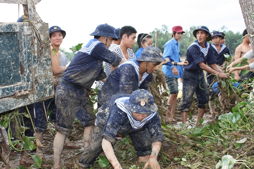 Vùng 3 Hải quân giúp dân khắc phục mưa lũ